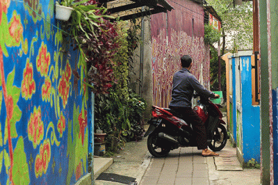 Pengrajin membuat batik di Kampung Batik Cibuluh Bogor, Rabu (8/3/2023).