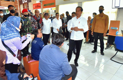 Presiden Joko Widodo meninjau Kantor Pelayanan Pajak (KPP) Pratama Surakarta, Kota Surakarta, Provinsi Jawa Tengah, Kamis (9/3/2023).