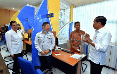 Presiden Joko Widodo meninjau Kantor Pelayanan Pajak (KPP) Pratama Surakarta, Kota Surakarta, Provinsi Jawa Tengah, Kamis (9/3/2023).