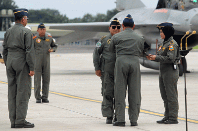 Menteri Pertahanan Prabowo Subianto (ketiga kanan) saat menerima brevet wing Penerbang TNI AU dari Panglima TNI Laksamana TNI Yudo Margono.
