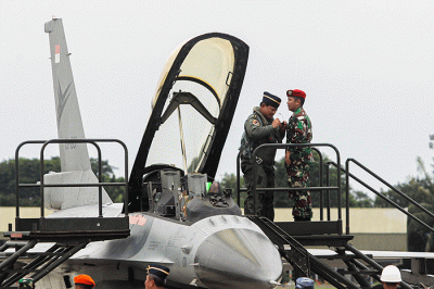 Menteri Pertahanan Prabowo Subianto (ketiga kanan) saat menerima brevet wing Penerbang TNI AU dari Panglima TNI Laksamana TNI Yudo Margono.
