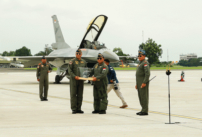 Menteri Pertahanan Prabowo Subianto (ketiga kanan) saat menerima brevet wing Penerbang TNI AU dari Panglima TNI Laksamana TNI Yudo Margono.