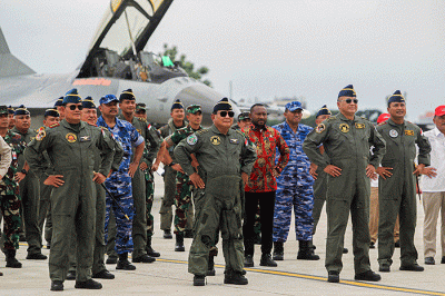 Menteri Pertahanan Prabowo Subianto (ketiga kanan) saat menerima brevet wing Penerbang TNI AU dari Panglima TNI Laksamana TNI Yudo Margono.