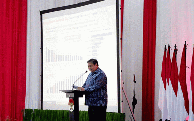 Menko Airlangga Hartarto memberikan paparannya saat acara Penandatanganan Komitmen Pelaksanaan Aksi Pencegahan Korupsi Tahun 2023-2024 di Gedung KPK.