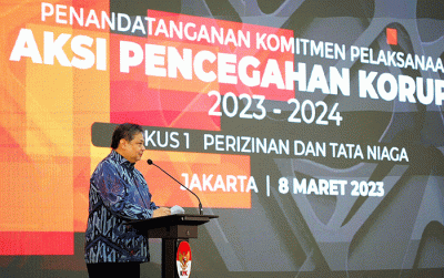 Menko Airlangga Hartarto memberikan paparannya saat acara Penandatanganan Komitmen Pelaksanaan Aksi Pencegahan Korupsi Tahun 2023-2024 di Gedung KPK.