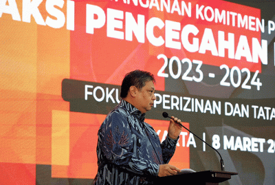 Menko Airlangga Hartarto memberikan paparannya saat acara Penandatanganan Komitmen Pelaksanaan Aksi Pencegahan Korupsi Tahun 2023-2024 di Gedung KPK.