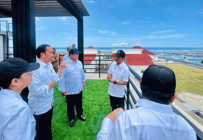 Presiden Joko Widodo meresmikan tambak budidaya udang berbasis kawasan di Desa Plesung, Kecamatan Petanahan, Kabupaten Kebumen, Jawa Tengah.