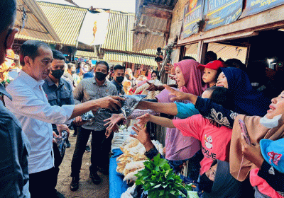 Presiden Joko Widodo mengunjungi Pasar Mendenrejo di Kabupaten Blora, Jawa Tengah, Jumat (10/3/2023).