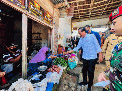 Presiden Joko Widodo mengunjungi Pasar Mendenrejo di Kabupaten Blora, Jawa Tengah, Jumat (10/3/2023).