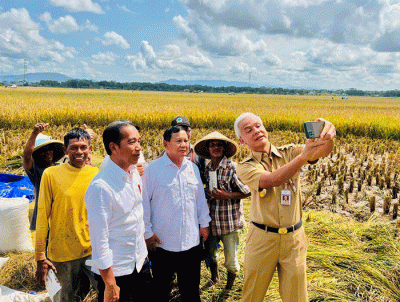 Presiden Joko Widodo meninjau secara langsung panen raya padi di Desa Lajer, Kecamatan Ambal, Kabupaten Kebumen, Jawa Tengah, Kamis (9/3/2023).