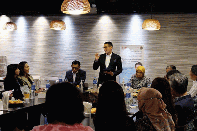 Senyum Menparekraf, Sandiaga Salahuddin Uno merekah ketika mengunjungi Restoran Kampoeng di Causeway Bay, Hong Kong, Kamis (9/3/2023).
