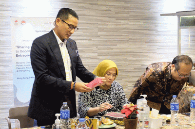 Senyum Menparekraf, Sandiaga Salahuddin Uno merekah ketika mengunjungi Restoran Kampoeng di Causeway Bay, Hong Kong, Kamis (9/3/2023).