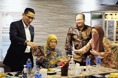 Senyum Menparekraf, Sandiaga Salahuddin Uno merekah ketika mengunjungi Restoran Kampoeng di Causeway Bay, Hong Kong, Kamis (9/3/2023).