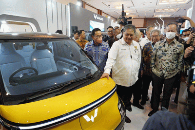 Menko Airlangga Hartarto mengunjungi salah satu stand usai membuka Opening Ceremony Pameran GAIKINDO Jakarta Auto Week (GJAW) 2023 di Jakarta.