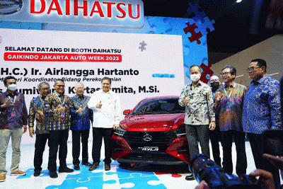 Menko Airlangga Hartarto mengunjungi salah satu stand usai membuka Opening Ceremony Pameran GAIKINDO Jakarta Auto Week (GJAW) 2023 di Jakarta.