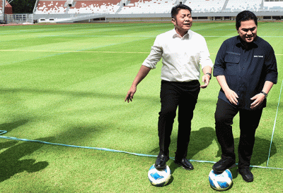 Ketum PSSI Erick Thohir didampingi Menpora Zainudin Amali, Gubernur Sumsel Herman Deru, Wali Kota Palembang Harnojoyo memantau kesiapan Stadion GSJ Palembang.