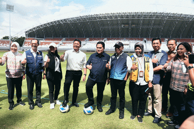 Ketum PSSI Erick Thohir didampingi Menpora Zainudin Amali, Gubernur Sumsel Herman Deru, Wali Kota Palembang Harnojoyo memantau kesiapan Stadion GSJ Palembang.