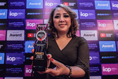 Head of Marketing Communication PT MNC Life Assurance Septika Helena (kanan) menerima penghargaan dari Direktur Indonesia Award Magazine Rajasa Pranadewa.