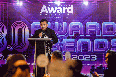 Head of Marketing Communication PT MNC Life Assurance Septika Helena (kanan) menerima penghargaan dari Direktur Indonesia Award Magazine Rajasa Pranadewa.