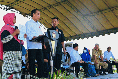 Penyerahan Sertifikat Tanah untuk Rakyat dan Surat Keputusan Perhutanan Sosial dan Surat Keputusan Tanah Objek Reforma Agraria (TORA) di Areal Kesongo, Blora.