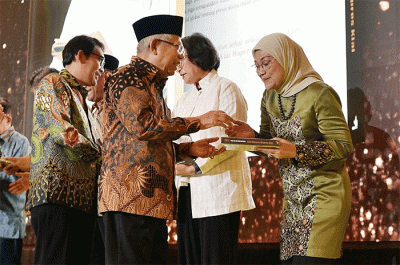 Menaker Ida Fauziyah menghadiri acara peluncuran buku 80 tahun Prof. Dr. K. H. Ma'ruf Amin 