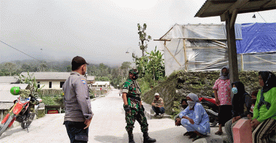 Gunung yang berada di provinsi Jawa Tengah dan Daerah Istimewa Yogyakarta itu mengeluarkan guguran awan panas yang meluncur ke arah Bebeng/Krasak, Yogyakarta.