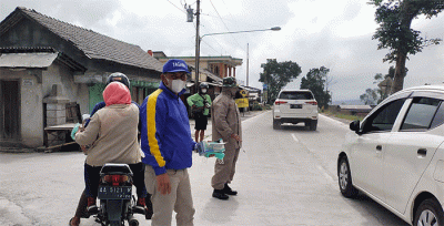 Gunung yang berada di provinsi Jawa Tengah dan Daerah Istimewa Yogyakarta itu mengeluarkan guguran awan panas yang meluncur ke arah Bebeng/Krasak, Yogyakarta.