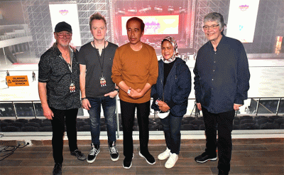 Presiden Joko Widodo bersama Ibu Negara Iriana Joko Widodo menonton konser band rock asal Inggris Raya, Deep Purple, di Edutorium UMS, Solo, Jawa Tengah.