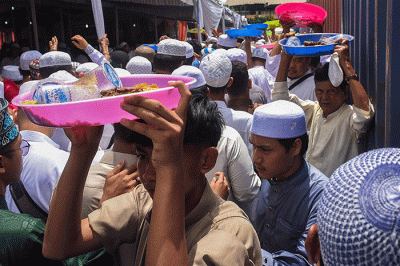 Puluhan ribu peserta menutup rangkaian puncak Ziarah Kubro dengan menyantap nasi minyak kebuli bersama sama di Pemakaman Kambang Koci.