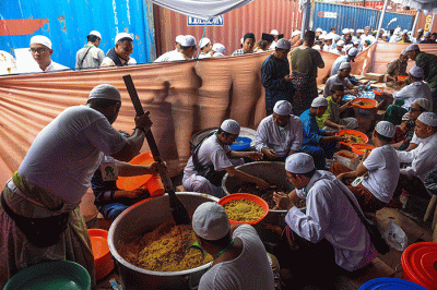 Puluhan ribu peserta menutup rangkaian puncak Ziarah Kubro dengan menyantap nasi minyak kebuli bersama sama di Pemakaman Kambang Koci.