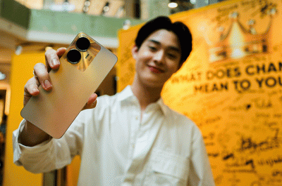 Aktor Gabriel Prince menunjukan smartphone realme C55 NFC dalam acara pop up store realme di Gandaria City, Jakarta, Minggu (12/3/2023).