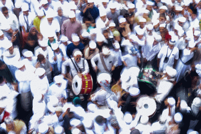Puluhan ribu umat Muslim memenuhi Jalan Slamet Riyadi Palembang mengikuti iringan peserta puncak Ziarah Kubro Ulama dan Auliyah Palembang Darussalam.