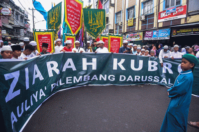 Puluhan ribu umat Muslim memenuhi Jalan Slamet Riyadi Palembang mengikuti iringan peserta puncak Ziarah Kubro Ulama dan Auliyah Palembang Darussalam.