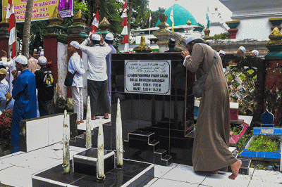 Puluhan ribu umat Muslim memenuhi Jalan Slamet Riyadi Palembang mengikuti iringan peserta puncak Ziarah Kubro Ulama dan Auliyah Palembang Darussalam.