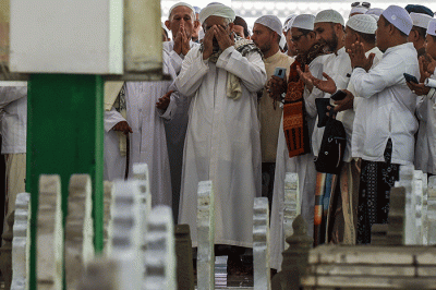 Puluhan ribu umat Muslim memenuhi Jalan Slamet Riyadi Palembang mengikuti iringan peserta puncak Ziarah Kubro Ulama dan Auliyah Palembang Darussalam.