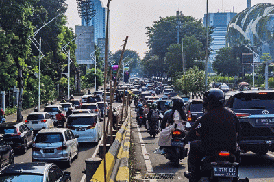 Para Blink rela berjalan kaki menuju kawasan GBK yang jadi lokasi konser Blackpink di Jakarta, Minggu (12/3/2023).