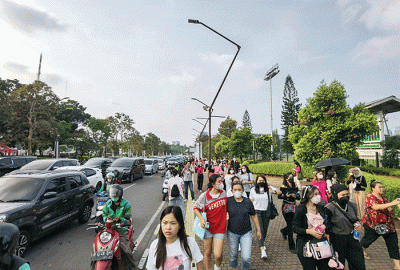 Para Blink rela berjalan kaki menuju kawasan GBK yang jadi lokasi konser Blackpink di Jakarta, Minggu (12/3/2023).