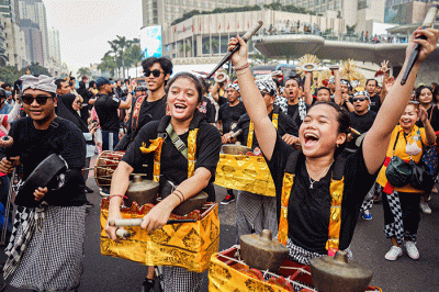 Sejumlah umat Hindu mengarak ogoh-ogoh saat Car Free Day (CFD) atau Hari Bebas Kendaraan Bermotor di Bundaran HI, Jakarta, Minggu (12/3/2023).