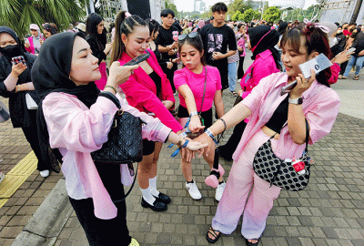 Pengemar Blackpink tampil maksimal mengenakan gaya outfitnya di konser grup K-pop Blackpink di Jakarta, Minggu (12/3/2023).