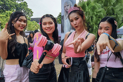 Pengemar Blackpink tampil maksimal mengenakan gaya outfitnya di konser grup K-pop Blackpink di Jakarta, Minggu (12/3/2023).
