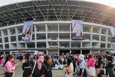 Pengemar Blackpink tampil maksimal mengenakan gaya outfitnya di konser grup K-pop Blackpink di Jakarta, Minggu (12/3/2023).