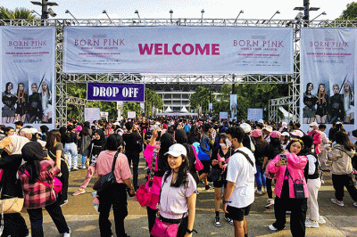 Pengemar Blackpink tampil maksimal mengenakan gaya outfitnya di konser grup K-pop Blackpink di Jakarta, Minggu (12/3/2023).