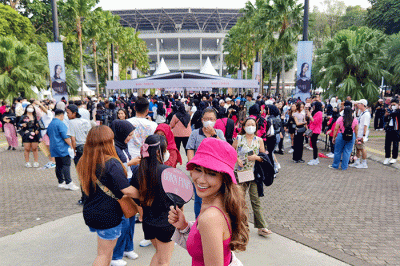 Pengemar Blackpink tampil maksimal mengenakan gaya outfitnya di konser grup K-pop Blackpink di Jakarta, Minggu (12/3/2023).
