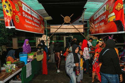Untuk pertama kalinya, Sinema Keliling Festival Film Bulanan digelar di Kampung Wisata Rejowinangun, Kotagede, Yogyakarta pada 3-5 Maret 2023.