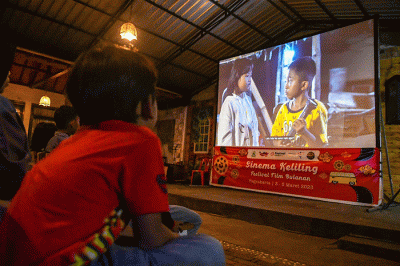 Untuk pertama kalinya, Sinema Keliling Festival Film Bulanan digelar di Kampung Wisata Rejowinangun, Kotagede, Yogyakarta pada 3-5 Maret 2023.