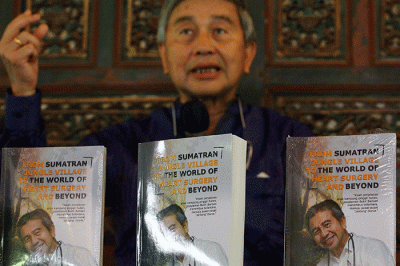 Mantan Direktur Rumah Sakit (RS) Harapan Kita, Dr. H. Tarmizi Hakim berbicara disela peluncuran buku autobiografinya di Kedai Ongs, Hidden Paradise.