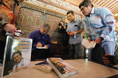 Mantan Direktur Rumah Sakit (RS) Harapan Kita, Dr. H. Tarmizi Hakim berbicara disela peluncuran buku autobiografinya di Kedai Ongs, Hidden Paradise.