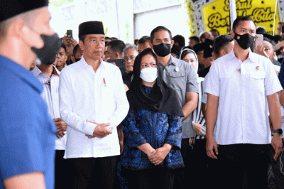 Presiden Joko Widodo beserta Iriana Joko Widodo bertakziah ke rumah duka almarhumah Koesni Harningsih di kawasan Menteng, Jakarta Pusat, Minggu (12/3/2023).