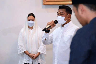 Presiden Joko Widodo beserta Iriana Joko Widodo bertakziah ke rumah duka almarhumah Koesni Harningsih di kawasan Menteng, Jakarta Pusat, Minggu (12/3/2023).