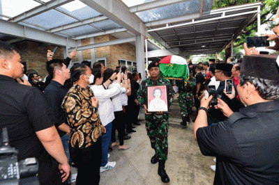 Presiden Joko Widodo beserta Iriana Joko Widodo bertakziah ke rumah duka almarhumah Koesni Harningsih di kawasan Menteng, Jakarta Pusat, Minggu (12/3/2023).